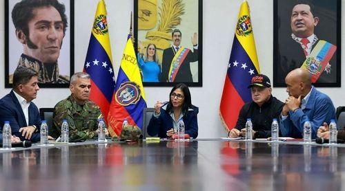 Presidente interina da Venezuela cria comissão para libertação de Maduro