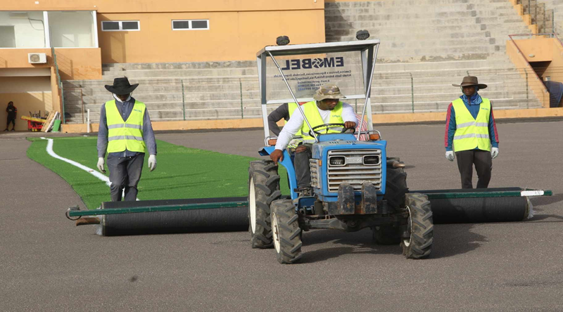 Futebol/Santo Antão Sul: Estádio Municipal do Porto Novo começou a receber relva nova – trabalhos prontos em Novembro