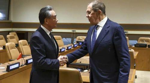 Irão: Chefes da diplomacia chinesa e russa pedem "cessar-fogo imediato" no Médio Oriente