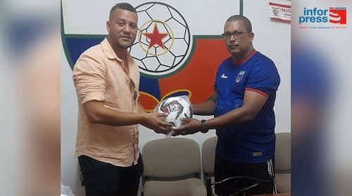 Futebol/ Santo Antão Norte: AFRNSA doa bolas de futebol às escolinhas de sub-17 que participam no campeonato 