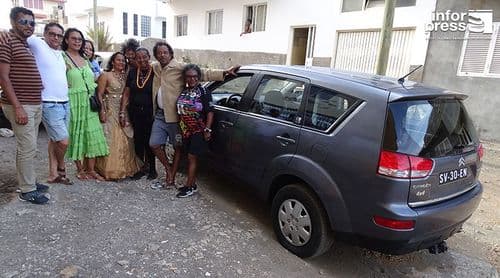 Porto Novo: Actor César Lélis ganha nova viatura oferta da Juventude em Marcha e da estilista Alzerina Gomes