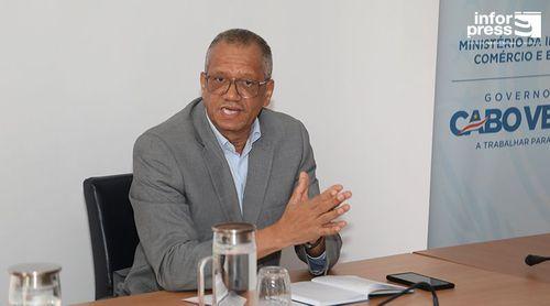 Ministro esclarece que os sucessivos cortes de energia resultam de avarias em três grupos de geradores