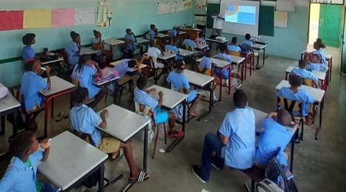 Maio: Cerca de 1.200 alunos regressam hoje às aulas num ano lectivo focado na inclusão escolar