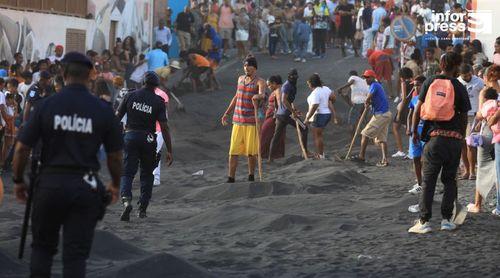 Festividades/São Filipe: Dezenas de pessoas começaram a recolher areia colocada no Alto São Pedro para a cavalhada antes do fim da actividade