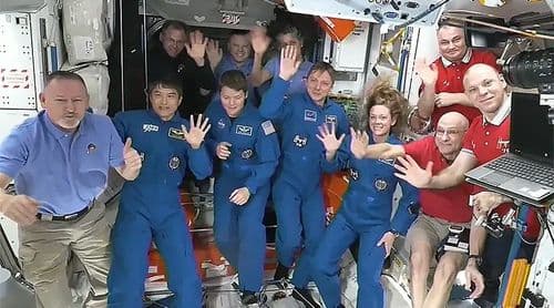 Astronautas regressam à Terra após nove meses retidos na Estação Espacial Internacional