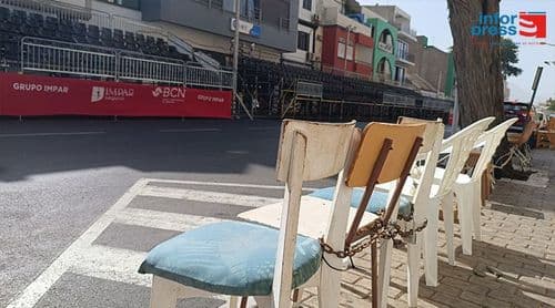 Carnaval/São Vicente: Há um “carnaval” de bancos, banquinhos e banquetas em exposição a céu aberto no percurso do desfile