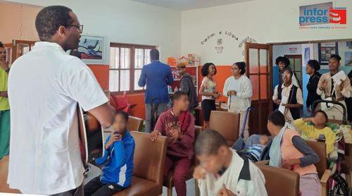 São Vicente: Jovens da Igreja Católica partilham momentos e solidariedade com crianças