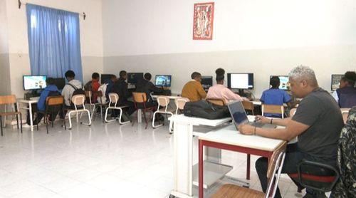 Santa Catarina: Delegação de Educação de Santa Catarina recebe computadores doados por jovens portugueses
