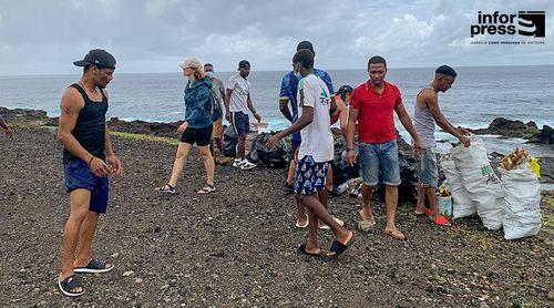 Associação Estrelas de Calabaceira junta-se à ACLM em campanha para manter o mar limpo