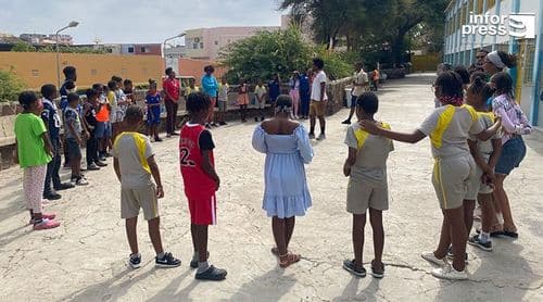 Praia: Alunos do Lavadouro promovem campanha de limpeza no âmbito do projecto “Escutismo nas Escolas”