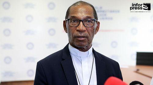 Bispo benze primeira Capela Mortuária na Paróquia de Nossa Senhora da Graça no dia dedicado aos mortos