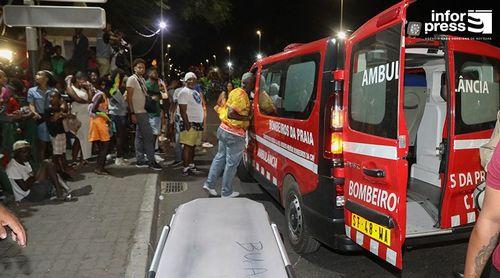 Quatro pessoas caem em buraco durante o Carnaval da Praia e são transportadas para o Hospital