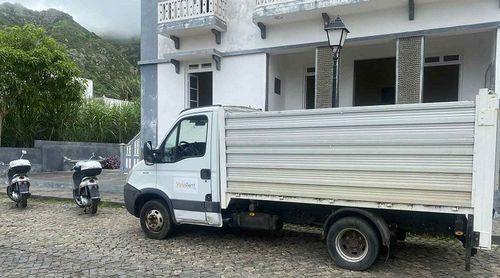 Brava: Autarquia recebe três motos e um veículo doado pela Câmara Municipal de Pontedera