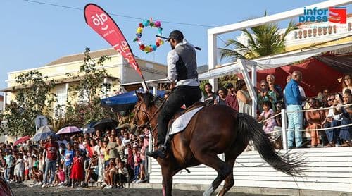Festividades/São Filipe: Cavalhada com apenas dois cavalos sem o brilho habitual e desorganizada – populares 