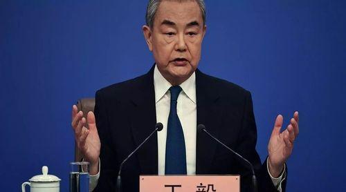 Chefe da diplomacia da China apela ao diálogo entre Afeganistão e Paquistão