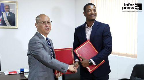 Embaixada da China reforça cooperação com a Inforpress com doação de equipamentos multimédia