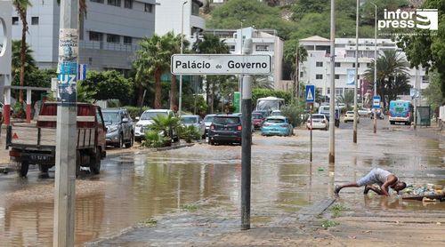 Praia/Chuvas: Acumulação de água e lixo em frente ao Palácio do Governo volta a preocupar população