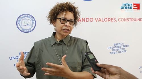 Conferencista defende que educação exige envolvimento de toda a sociedade e investimento contínuo 