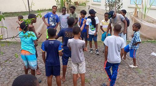 Acarinhar promove colónia de férias intergeracional e inclusiva para crianças e idosos 