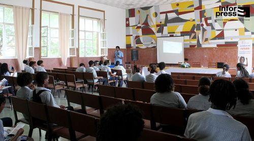 Jovens do liceu Domingos Ramos inteiram-se sobre projectos autárquicos apresentados pela CNE