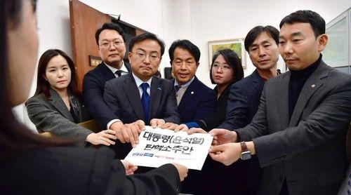 Oposição apresenta moção de destituição do Presidente da Coreia do Sul