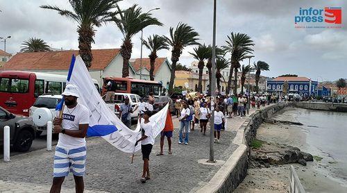 São Vicente: Mindelenses “preenchem” Avenida Marginal com cartazes e palavras de ordem contra a violência