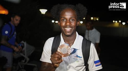Pugilista David de Pina condecorado com Medalha de Mérito pelo Presidente da República