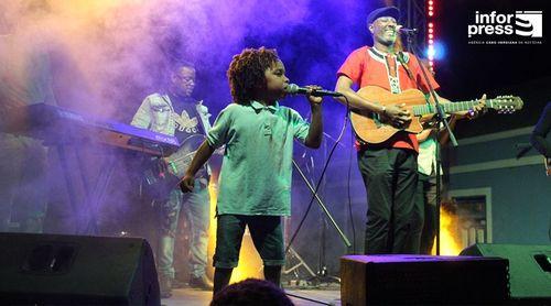 Boa Vista: Artista “piknim” Denílson Neves rouba a cena em palco com Tio Lino nas festas de São João