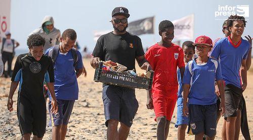 Mundial Kitesurf: Promotor do GKA promove campanha de limpeza com crianças na Praia de Ponta Preta