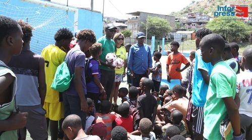 Escola de Futebol do Pensamento recebe bolas oferecidas por casal de emigrantes