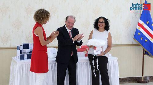 Primeira-dama enaltece solidariedade internacional na entrega de donativos hospitalares doados pela Fundação Benfica à Cabo Verde 