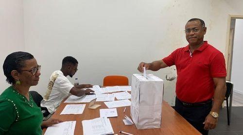 Emanuel Barbosa reeleito coordenador do MpD em Portugal