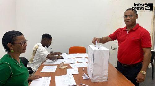 Emanuel Barbosa reeleito coordenador do MpD em Portugal (c/áudio)