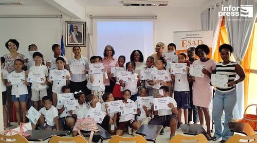 Alunos da Escola 13 de Janeiro recebe certificados de Embaixadores da Paz visando o fortalecer valores e cidadania positiva