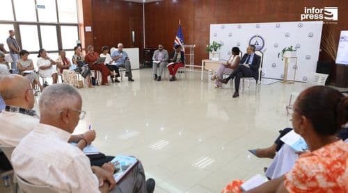 Ministério da Saúde quer integrar médicos aposentados para colmatar falta de especialistas nos hospitais