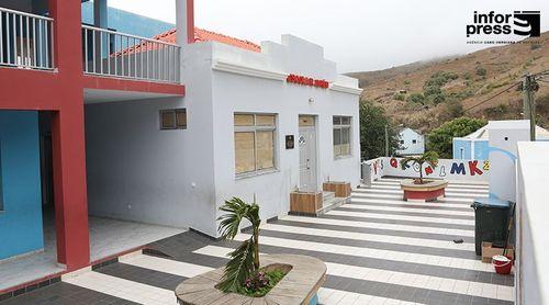 Fogo: Câmara Municipal dos Mosteiros distribui “kits” escolares a mais de 250 estudantes