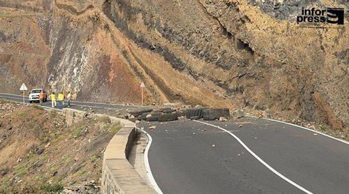 Estrada Porto Novo/Janela interditada de novo para limpeza de rochas instáveis nos taludes em Santo Antão 