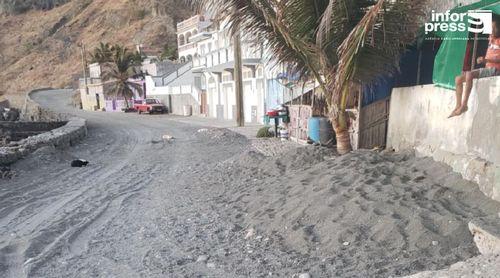 Brava: Moradores de Fajã d'Água apelam à limpeza da estrada que está inundada de areia do mar (c/áudio)