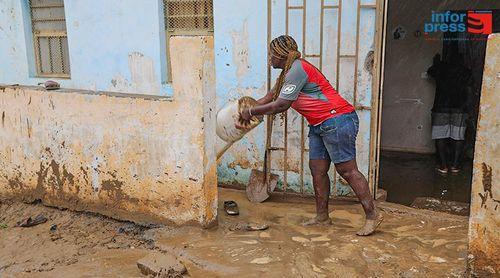 Simão Ribeiro/Praia: Enchente invade casa, destrói bens e assusta moradores (c/áudio)