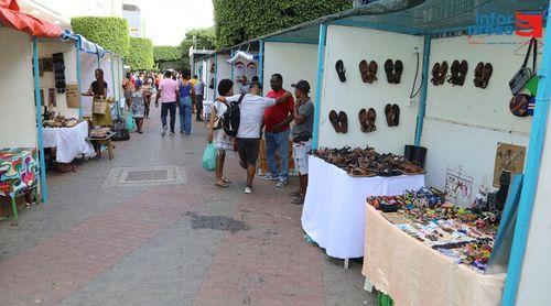 Feira de artesanato oferece opções de presentes na rua Pedonal do Platô