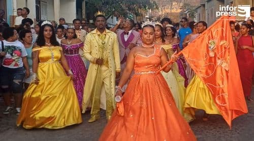 São Nicolau: Desfile de tamboreiros e reinados encerra festividades de Santa Cruz em Alto Fontainhas
