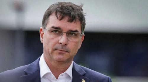 Jair Bolsonaro escolhe o filho Flávio para candidato a presidenciais do Brasil de 2026