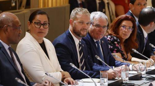 França e forças políticas da Nova Caledónia chegam a acordo histórico