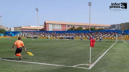 Futebol/São Vicente: Líderes Mindelense e Derby taco-a-taco na liderança despacham adversários com “chapa 4”
