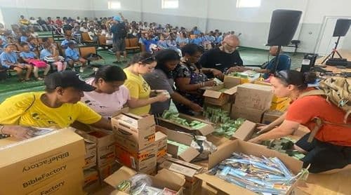 Brava: Grupo evangelístico norte-americano distribui kits de higiene, Bíblias e material escolar a alunos