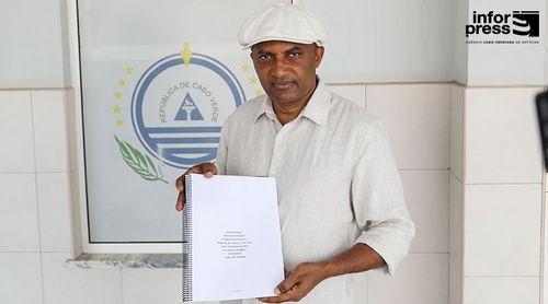 Poeta José Luiz Tavares entrega queixa-crime à Procuradoria contra manual de Língua Cabo-verdiana