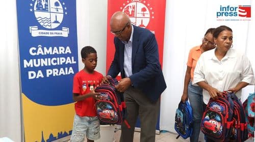 Praia: Câmara Municipal entrega mil kits escolares a crianças de 26 bairros do município