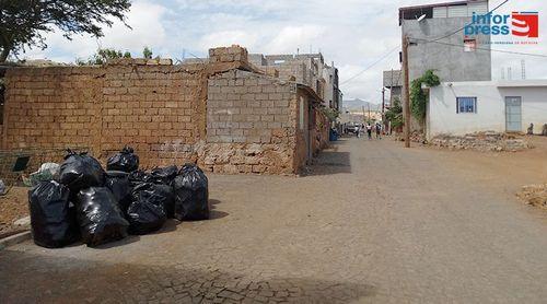 Praia: Alto Safende recebe campanha de limpeza contra dengue 