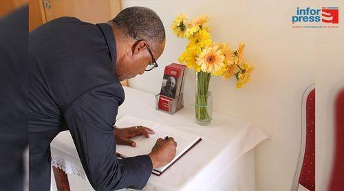 Primeiro-ministro assina livro de condolências em homenagem ao Papa Francisco