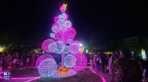 Praia: População satisfeita com inauguração das luzes de Natal na cidade   